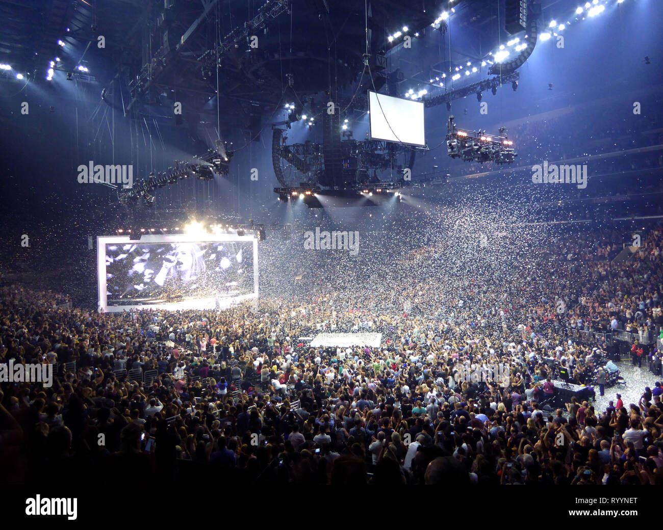 LOS ANGELES, CA - 5 agosto: Singer Adele esegue in concerto il 5 agosto 2016 su Adele 2016/2017 Live tour presso Staples Center di Los Angeles, California. Foto di Barry re/Alamy Stock Photo Foto Stock