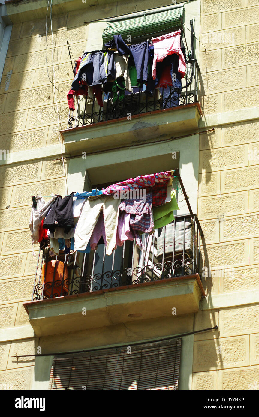 Asciuga i vestiti su un balcone nel centro di Barcellona Foto Stock