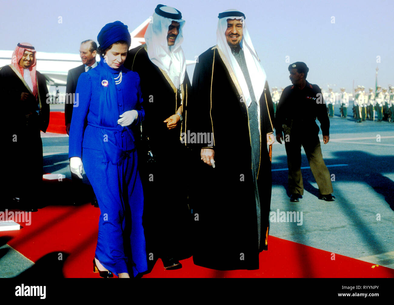 La regina Elisabetta II arriva a Riyadh sulla Concorde. Re Khalid (a destra) e il suo traduttore stanno ridendo, Duca di Edimburgo e Crown Prince Fahd dietro. 1979 Foto Stock