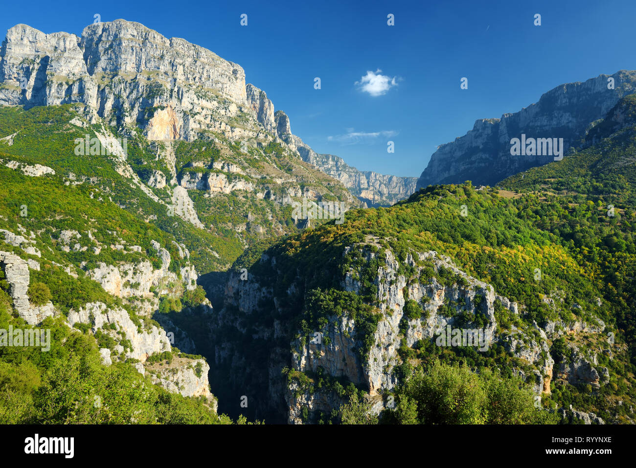 Vista panoramica delle montagne magnifiche sulla soleggiata giornata autunnale nella regione di Zagori, Epiro, nel nord della Grecia. Foto Stock