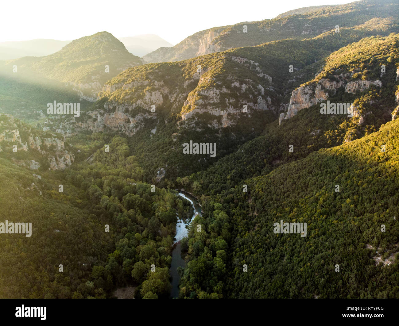Scenic vista aerea di magnifiche montagne sulla soleggiata giornata autunnale nella regione di Zagori, Epiro, nel nord della Grecia. Foto Stock