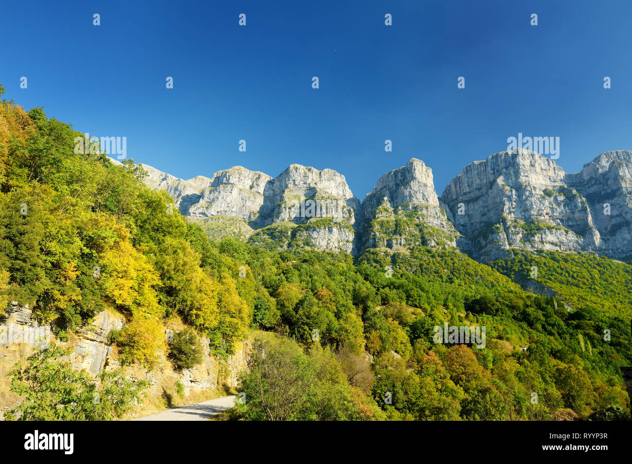 Vista panoramica delle montagne magnifiche sulla soleggiata giornata autunnale nella regione di Zagori, Epiro, nel nord della Grecia. Foto Stock