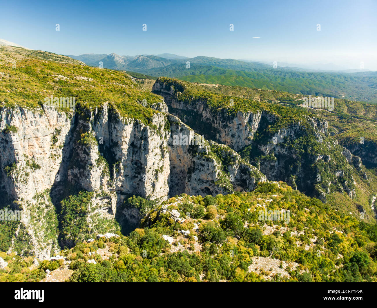 La foresta di pietra, formazione rocciosa naturale, creato da più strati di pietra, situato vicino al villaggio di Monodendri Zagori nella regione, Epiro, nel nord della Grecia. Foto Stock