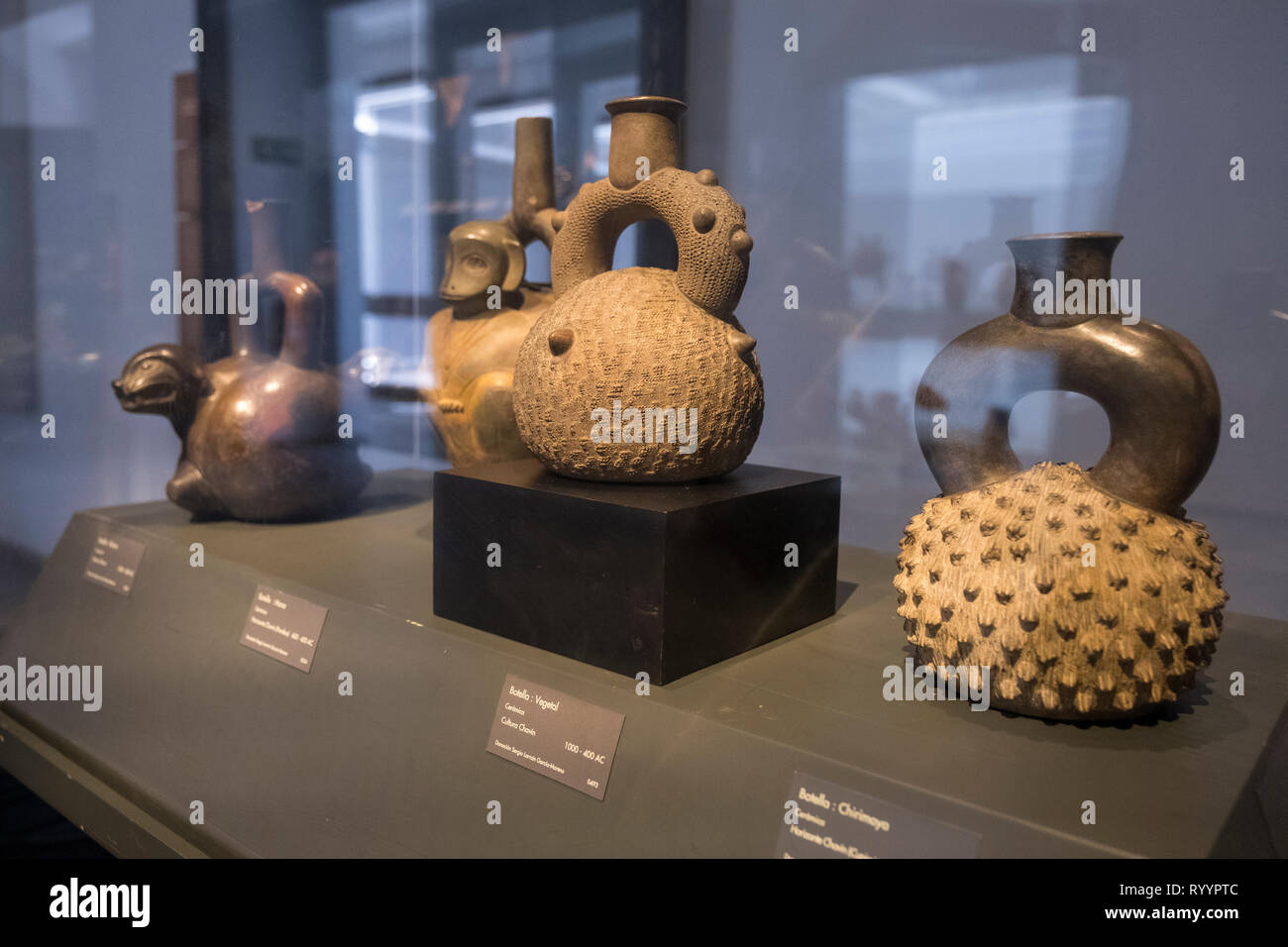 Un display di bottiglie in ceramica nel Museo Chileno de Arte Precolombino a Santiago del Cile. Foto Stock