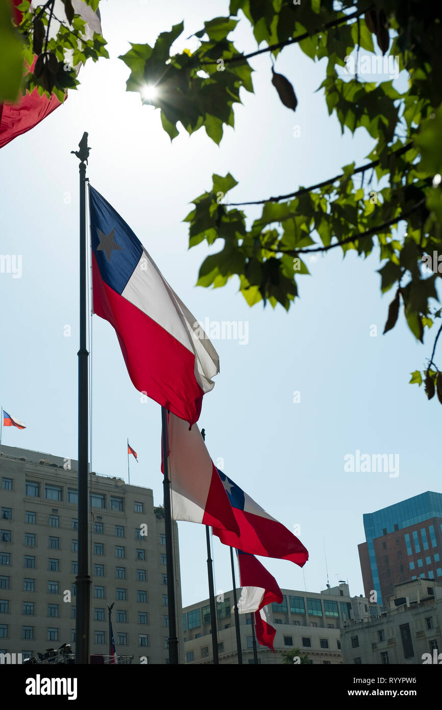 Bandiere cilena onda in Plaza de la Constitución, o Piazza della Costituzione, nel centro storico di Santiago del Cile. Foto Stock
