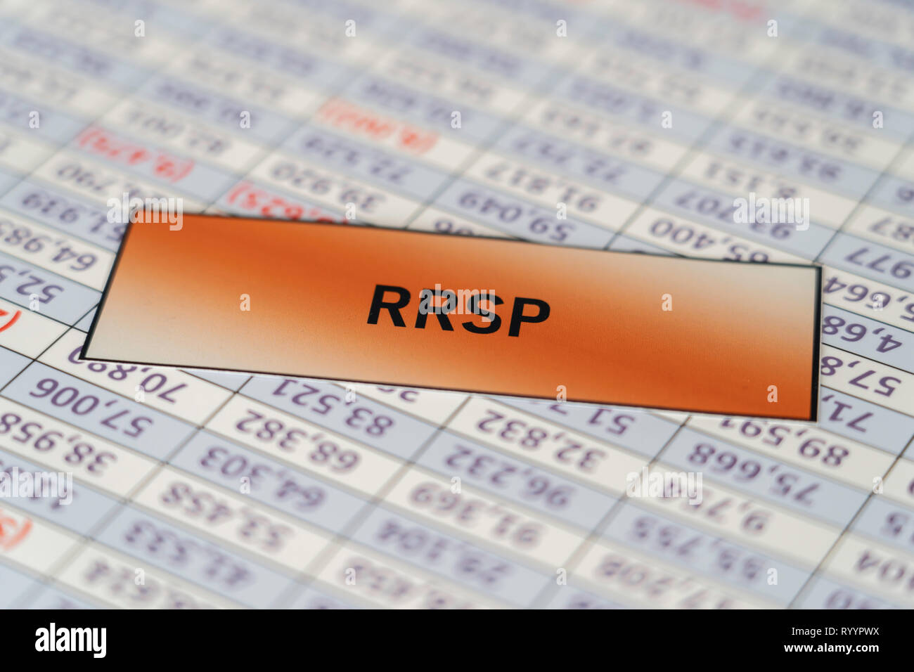 RRSP cartello posizionato sul foglio di calcolo sullo sfondo del rapporto Foto Stock