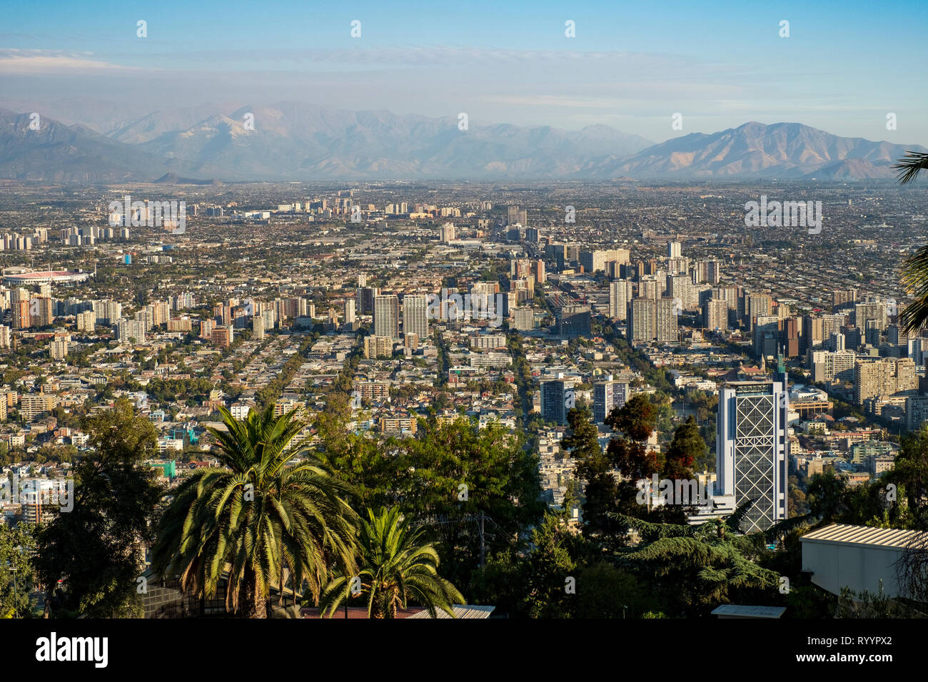 Vista verso sud dal Cerro San Cristobal oltre il centro di Santiago del Cile. Foto Stock