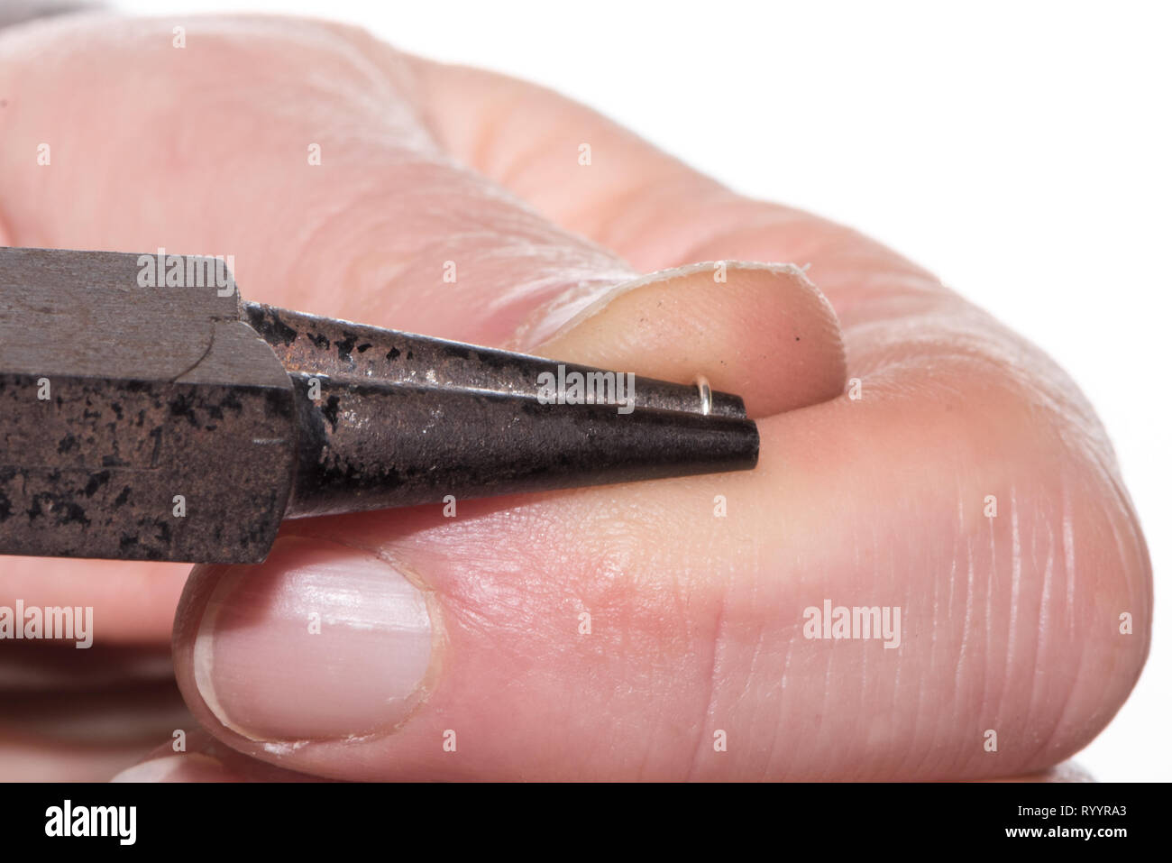 Piegare il filo con un Nose Pliers Foto Stock