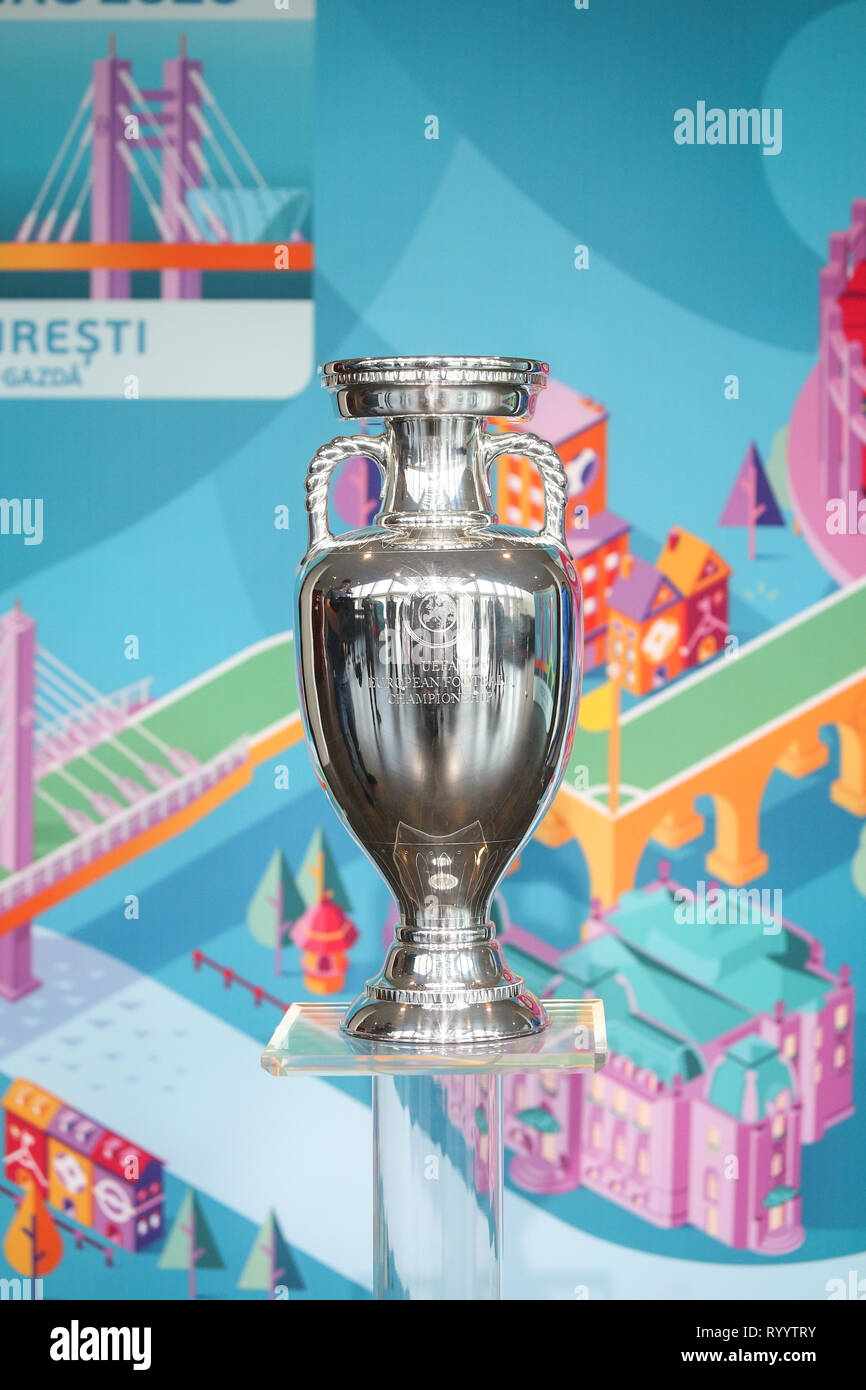 Bucarest, Romania - 16 Marzo 2019: l'originale di UEFA EURO 2020 Trofeo del torneo è stato presentato al pubblico sul National Arena Stadium di B Foto Stock