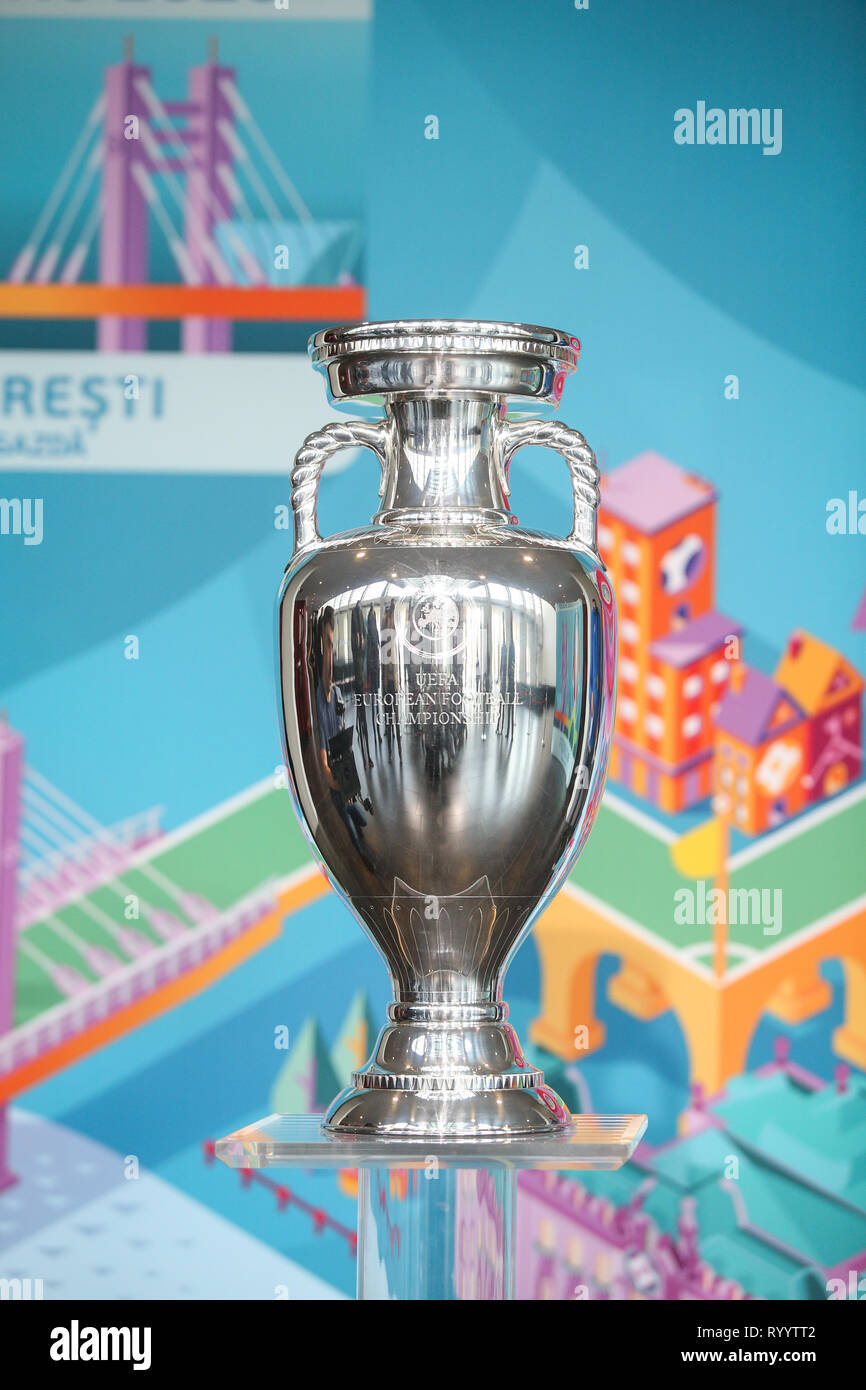 Bucarest, Romania - 16 Marzo 2019: l'originale di UEFA EURO 2020 Trofeo del torneo è stato presentato al pubblico sul National Arena Stadium di B Foto Stock