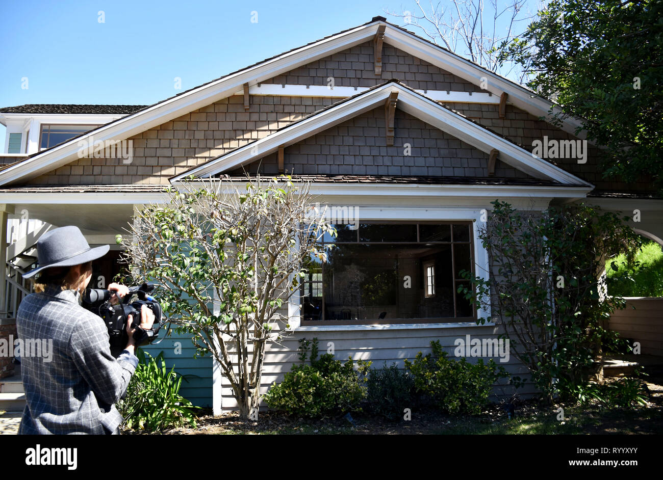 Los Angeles, Stati Uniti d'America. 13 Mar, 2019. Un giornalista spara una scena di Desperate Housewives serie, durante il Mandarino Esperienza VIP tour all'Universal Studios di Hollywood a Los Angeles, Stati Uniti, 13 marzo 2019. Gli Universal Studios di Hollywood ha introdotto di lingua Mandarina guidate su una base settimanale in un tentativo di attirare più visitatori cinesi. Credito: Li Ying/Xinhua/Alamy Live News Foto Stock