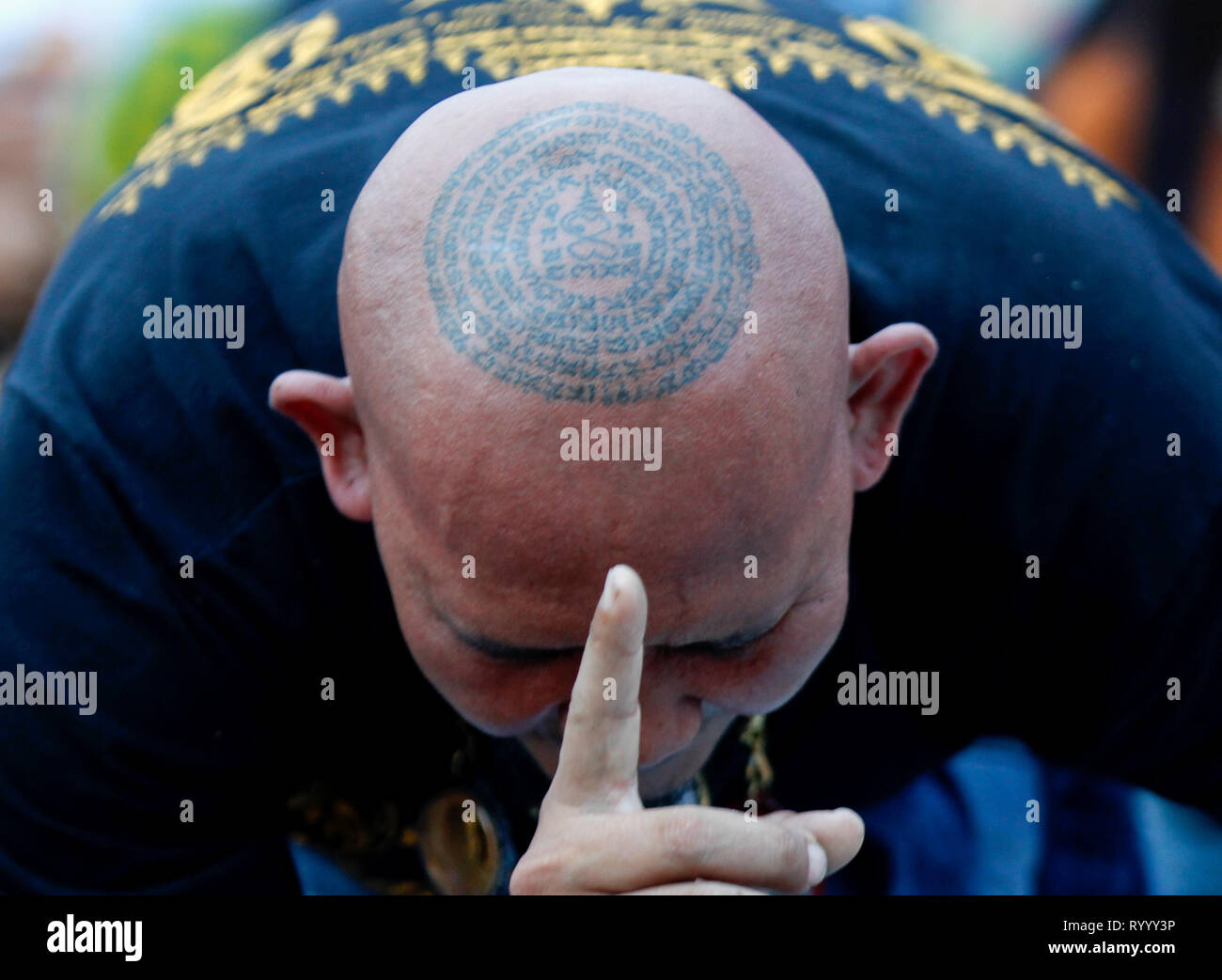 Un devoto visto con un tatuaggio sulla sua testa durante il festival.  Migliaia di devoti buddisti si sono riuniti presso il Wat Phra Bang tempio  in Nakhon Pathom (ad ovest di Bangkok)