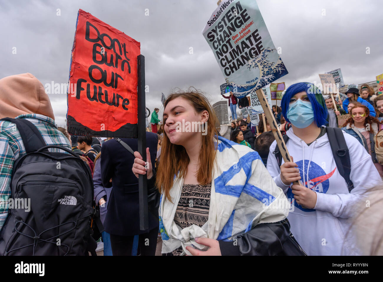 Londra, Regno Unito. Il 15 marzo 2019. Diverse migliaia di studenti hanno preso parte alla grande scuola di sciopero per il futuro per chiedere al governo di adottare misure urgenti per evitare la catastrofe climatica. Si sono incontrati per un breve rally in piazza del Parlamento e poi hanno marciato per protestare fuori Buckingham Palace. La polizia ha tentato di bloccare il loro alla fine del Mall, ma hanno camminato intorno al cordone di protesta sul memoriale della Victoria prima di tornare in Piazza del Parlamento. Alcuni si sono recati a marzo in tutta Westminster Bridge e più a sud del fiume.. Peter Marshall / Alamy Live News Foto Stock