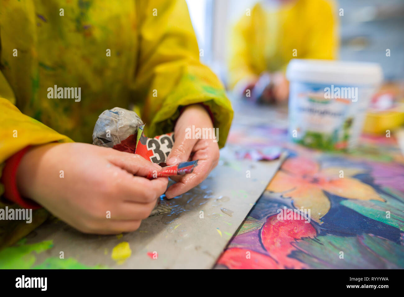 Stuttgart, Germania. Xv Mar, 2019. Un bambino tinkers in un centro di assistenza. Credito: Sebastian Gollnow/dpa/Alamy Live News Foto Stock