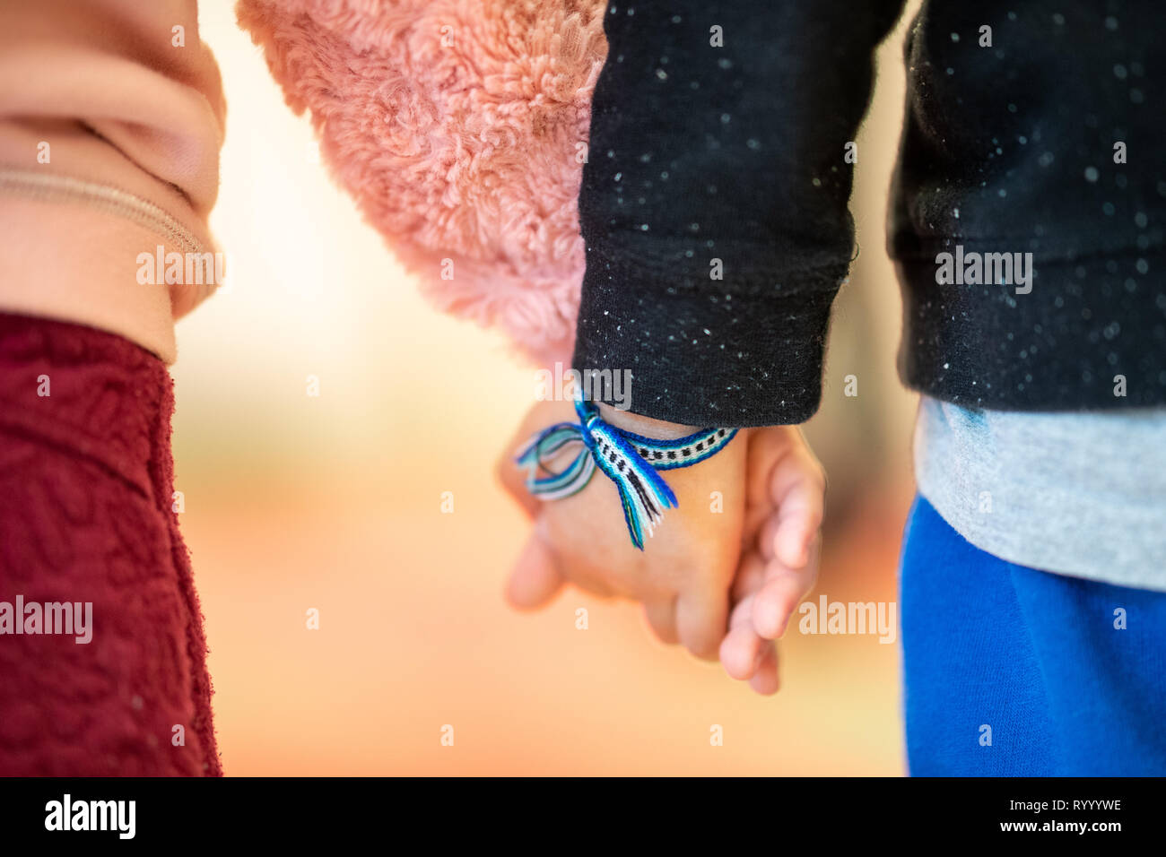 Stuttgart, Germania. Xv Mar, 2019. Due bambini stanno tenendo le mani in un centro di assistenza. Credito: Sebastian Gollnow/dpa/Alamy Live News Foto Stock