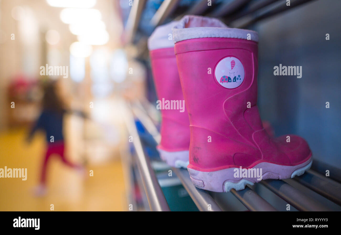 Stuttgart, Germania. Xv Mar, 2019. Stivali di gomma sono in piedi in un centro di assistenza. Credito: Sebastian Gollnow/dpa/Alamy Live News Foto Stock