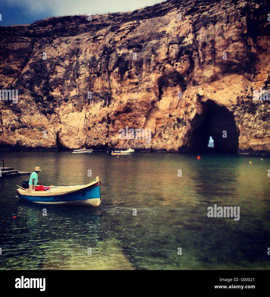 Barca sul mare interno, Gozo, Malta Foto Stock
