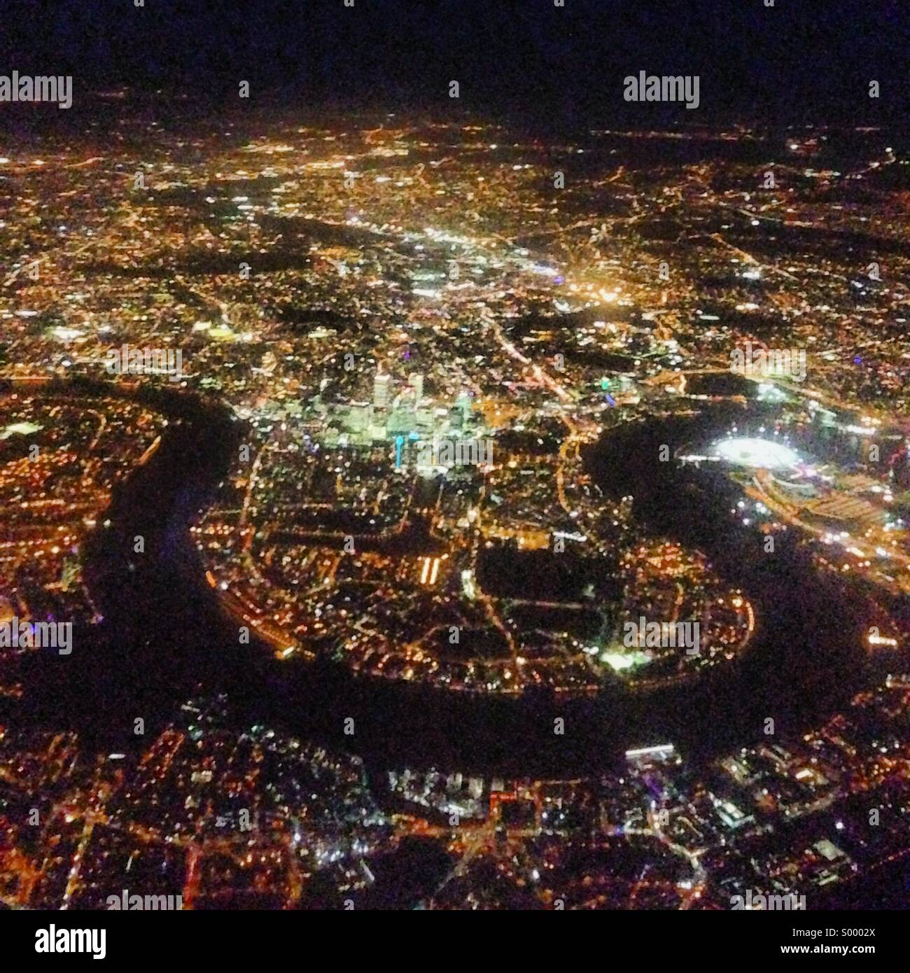 Il Tamigi e il centro di Londra da aria a notte Foto Stock
