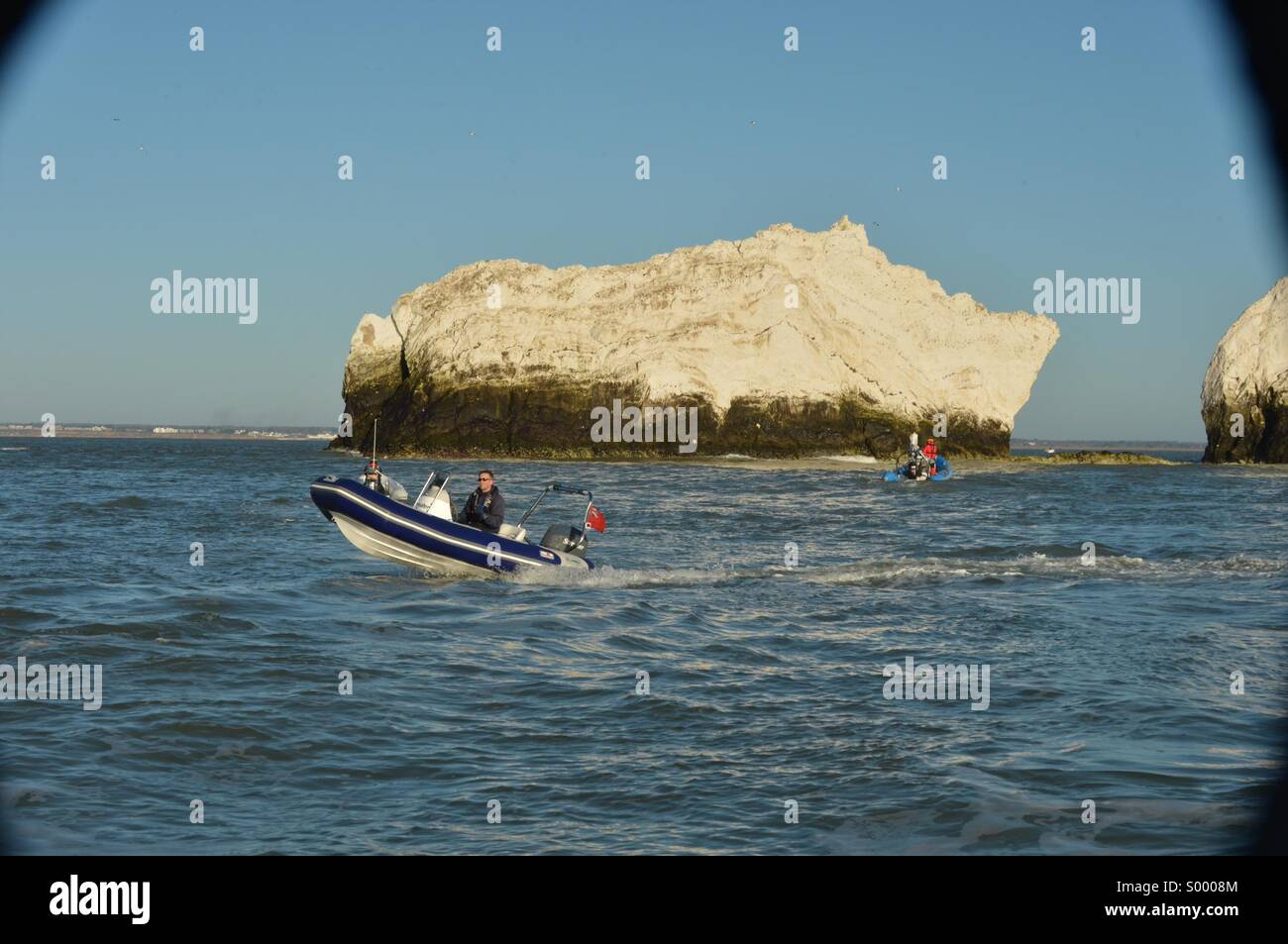 Nervature giocare tra le onde in corrispondenza degli aghi sul primo giorno di sole del 2014. - Immagine stock catturata con smartphone