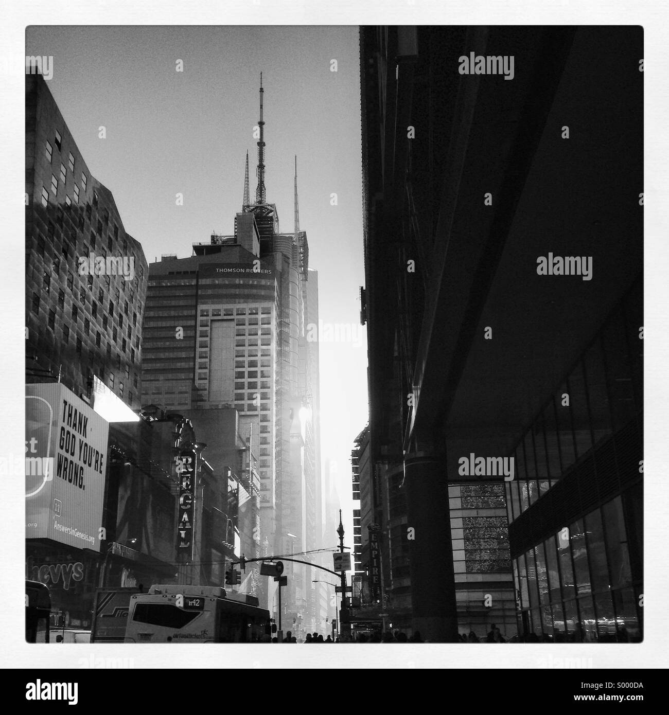 In bianco e nero in scena a Manhattan New York verso Times Square Foto Stock