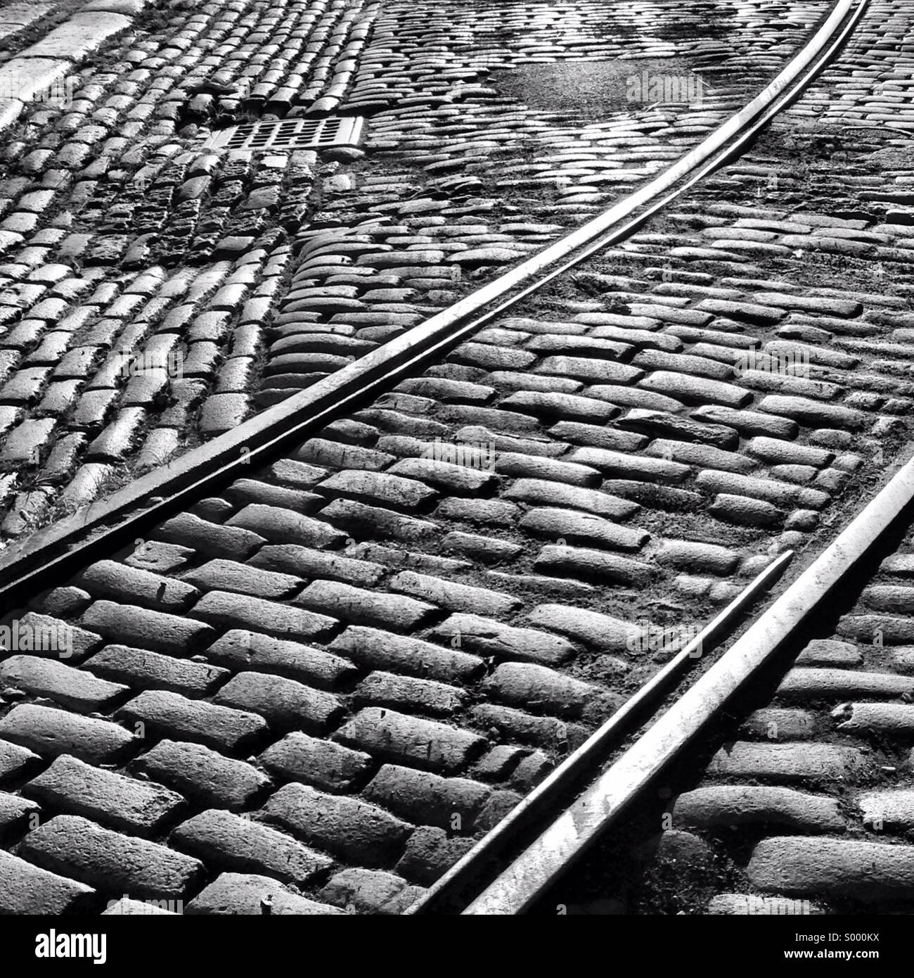 Vecchia strada in ciottoli con treno storico le vie che mostra in DUMBO quartiere di Brooklyn, New York. Foto Stock