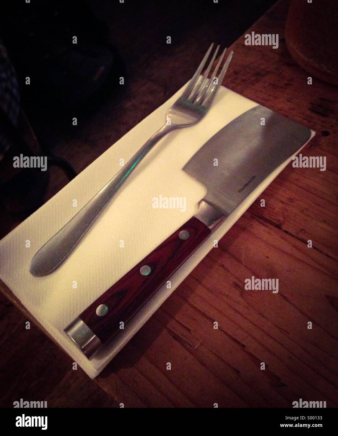 Cleaver e il coltello sul tavolo Foto Stock