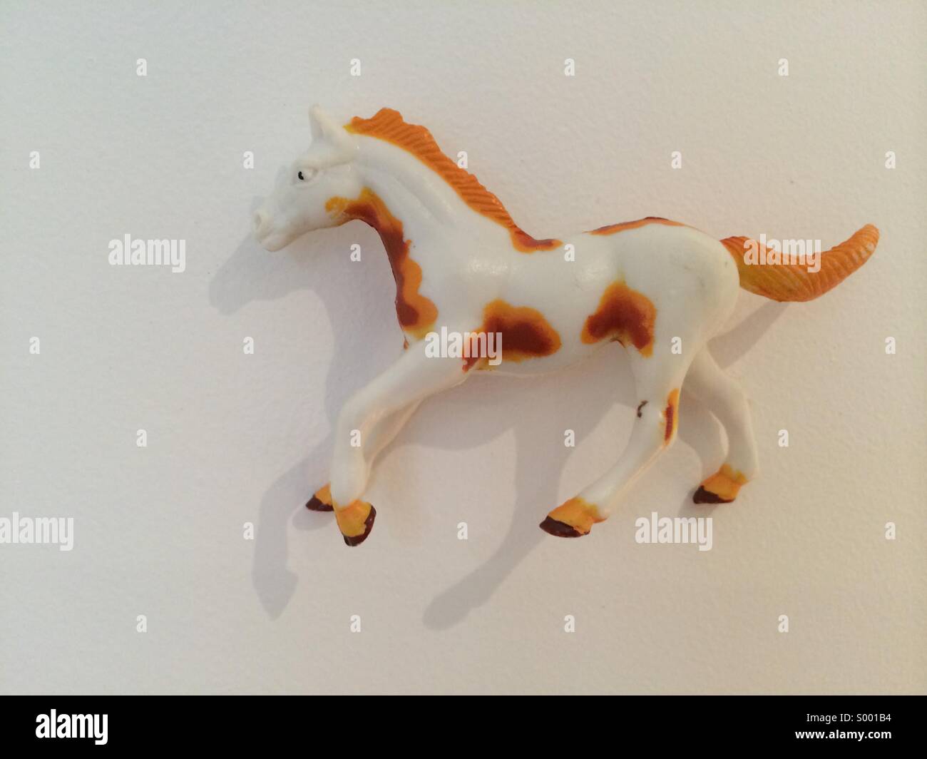 Giocattolo di plastica cavallo figura. - Immagine stock catturata con smartphone