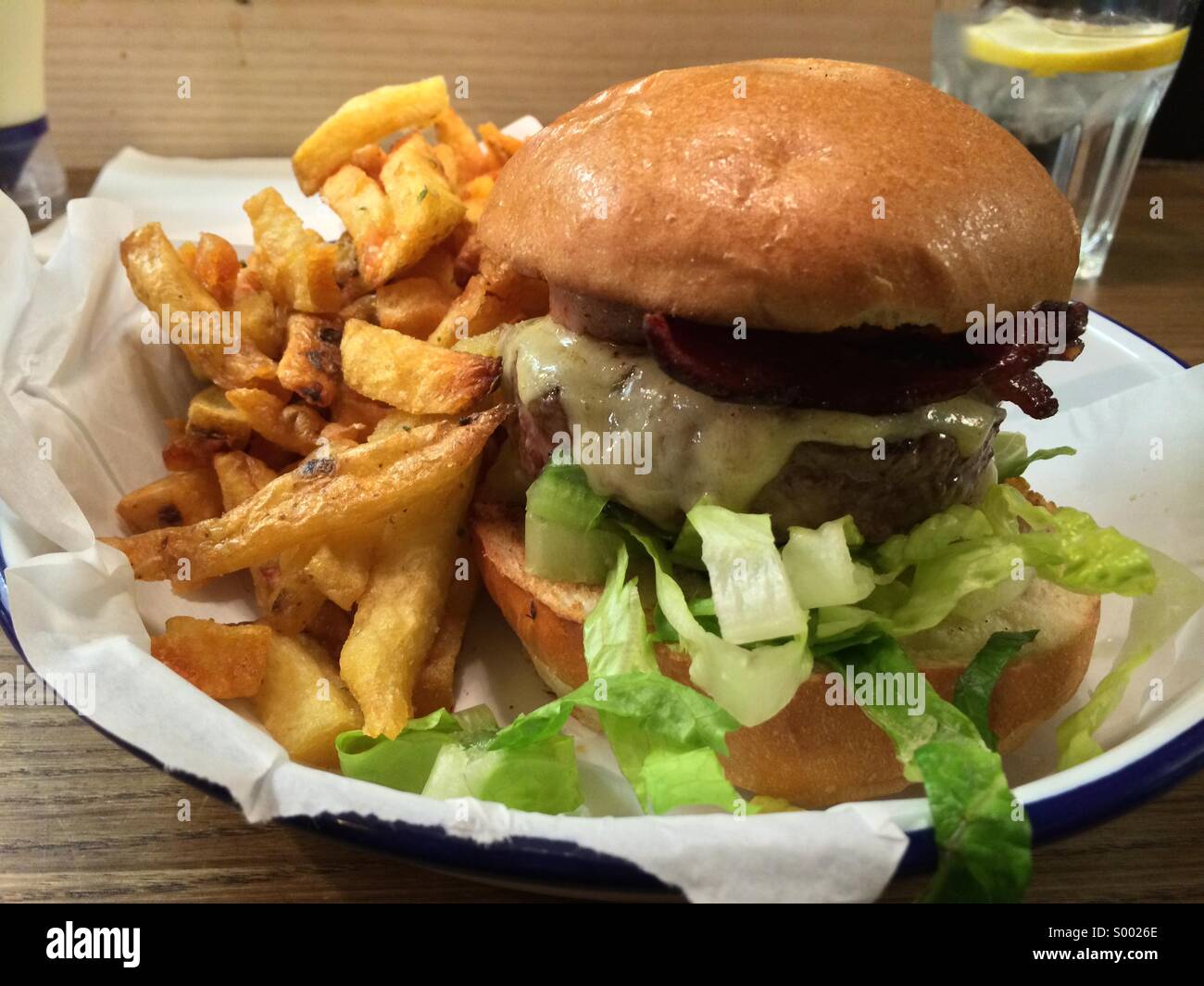 Hamburger e patatine. Foto Stock