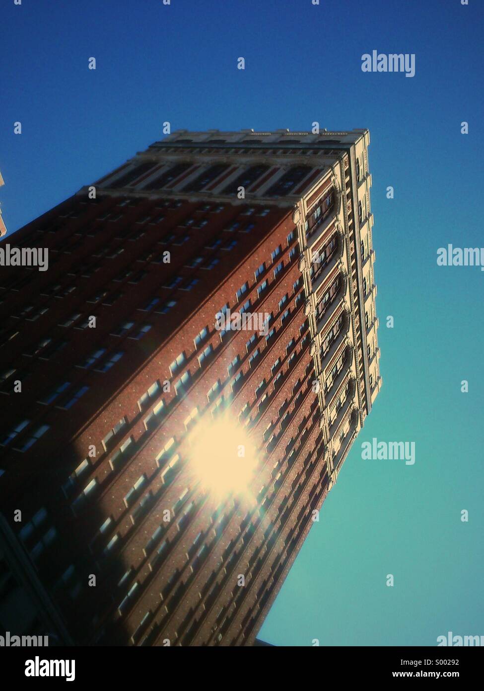 Guardando il sole riflesso edificio - Immagine stock catturata con smartphone