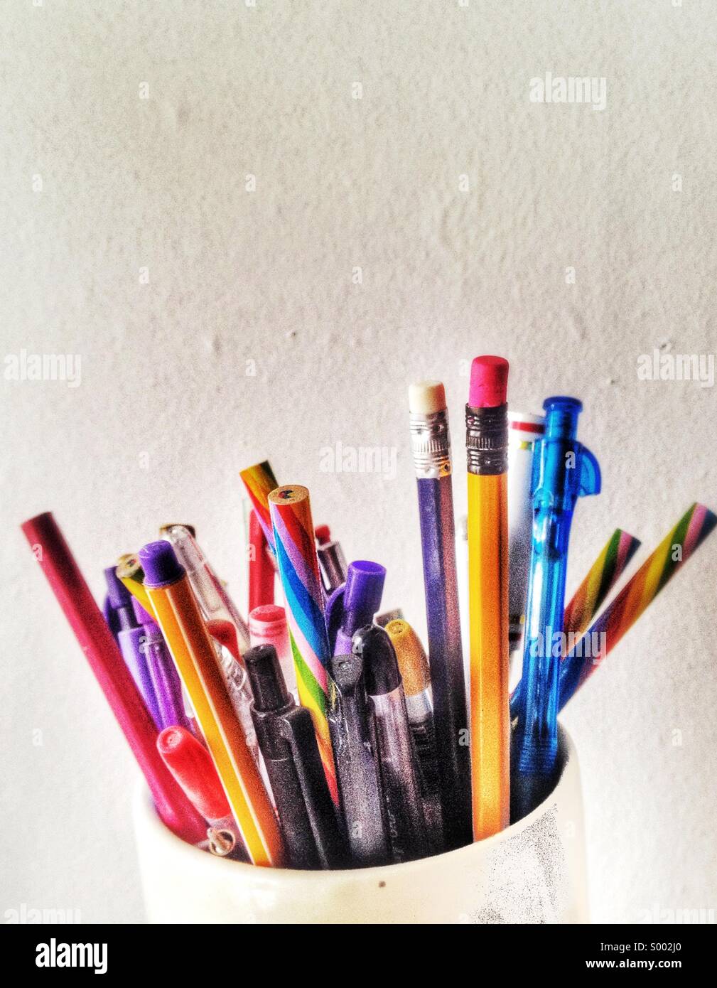 Le penne colorate in caraffa Foto Stock