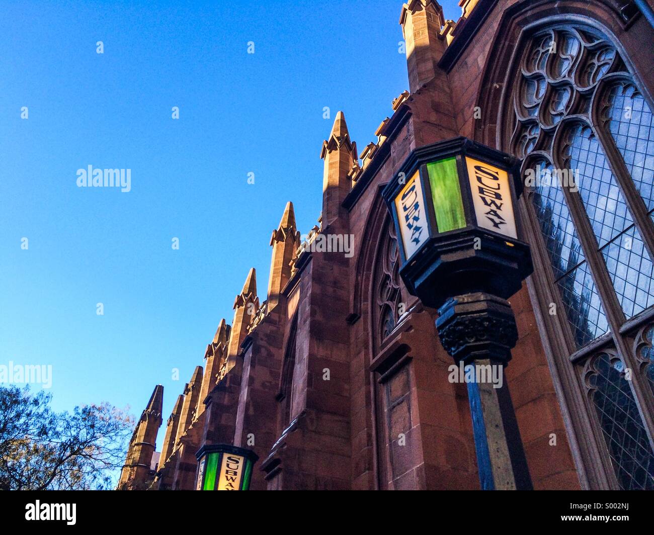 La metropolitana lampione di fronte alla chiesa, Brooklyn New York City Foto Stock