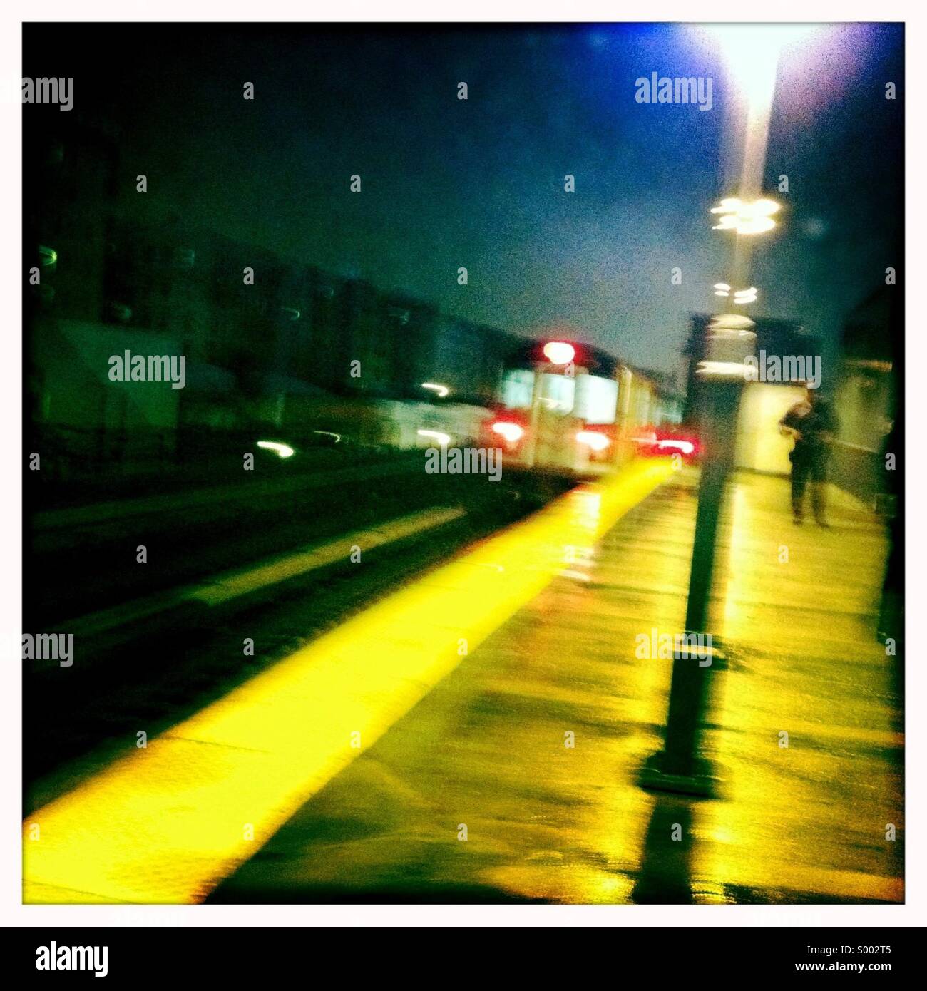 New York City metropolitana treno in movimento durante la notte Foto Stock