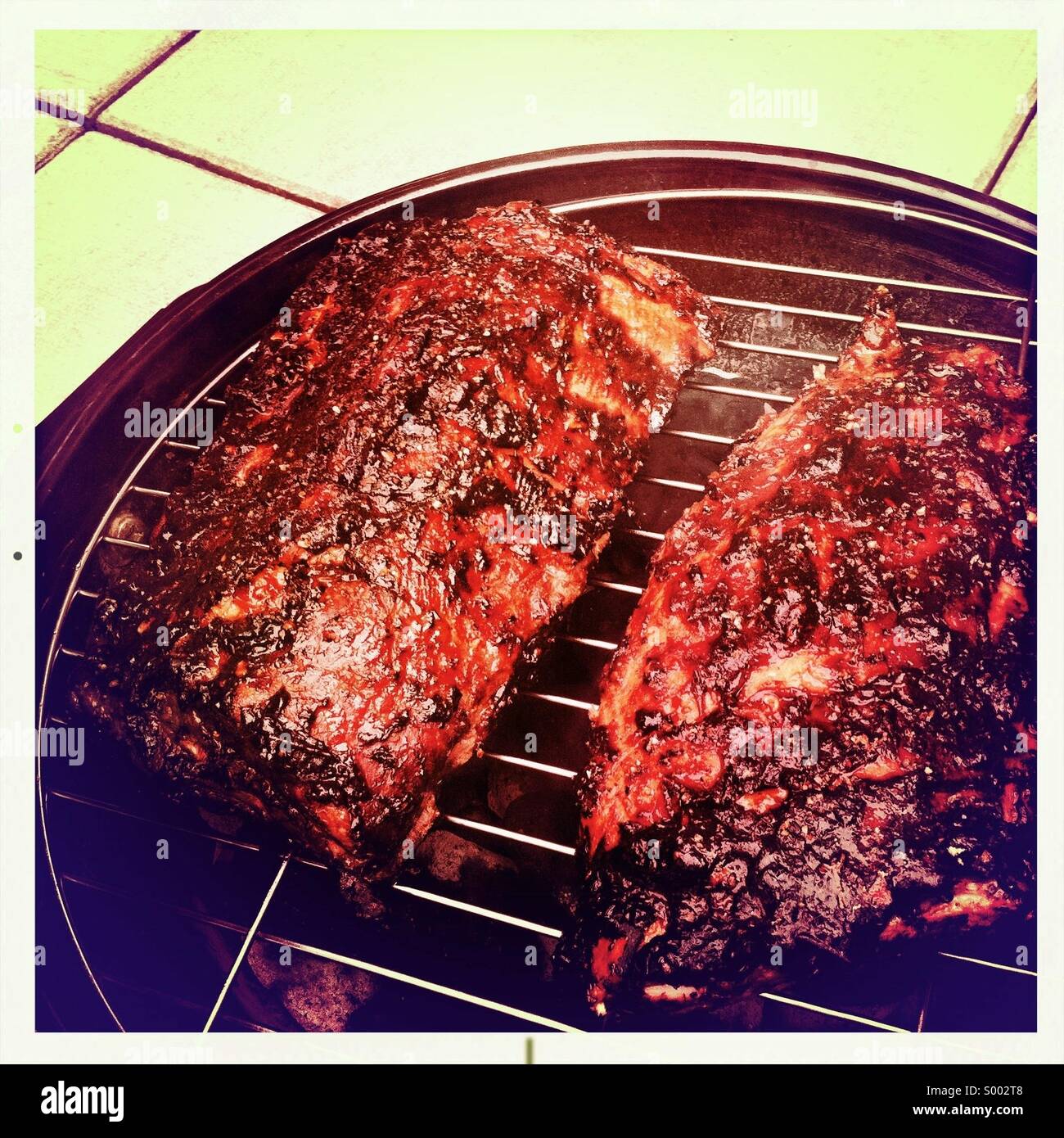 Carne su una griglia per il barbecue Foto Stock