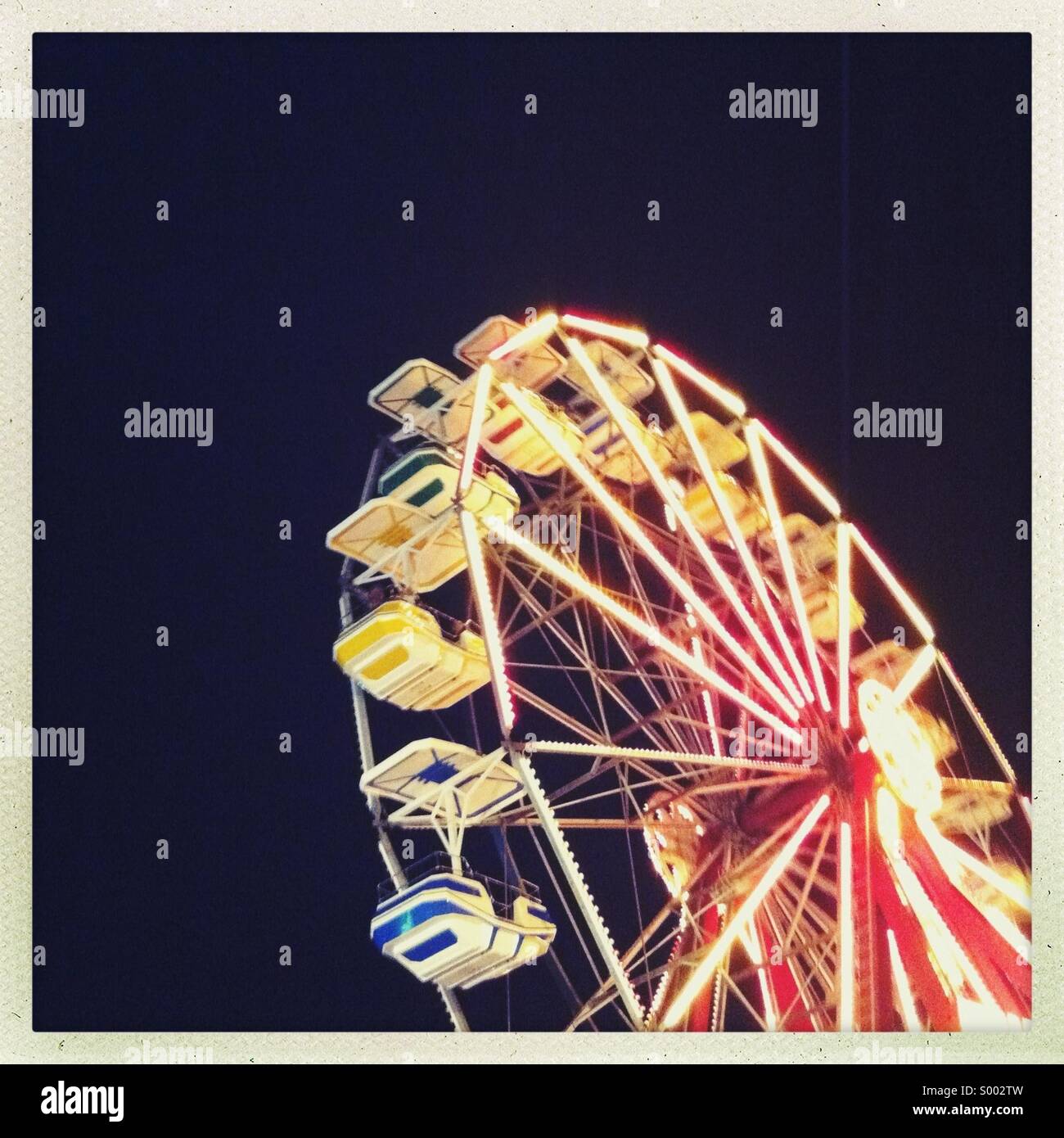 Un parco di divertimenti ruota panoramica Ferris di notte Foto Stock