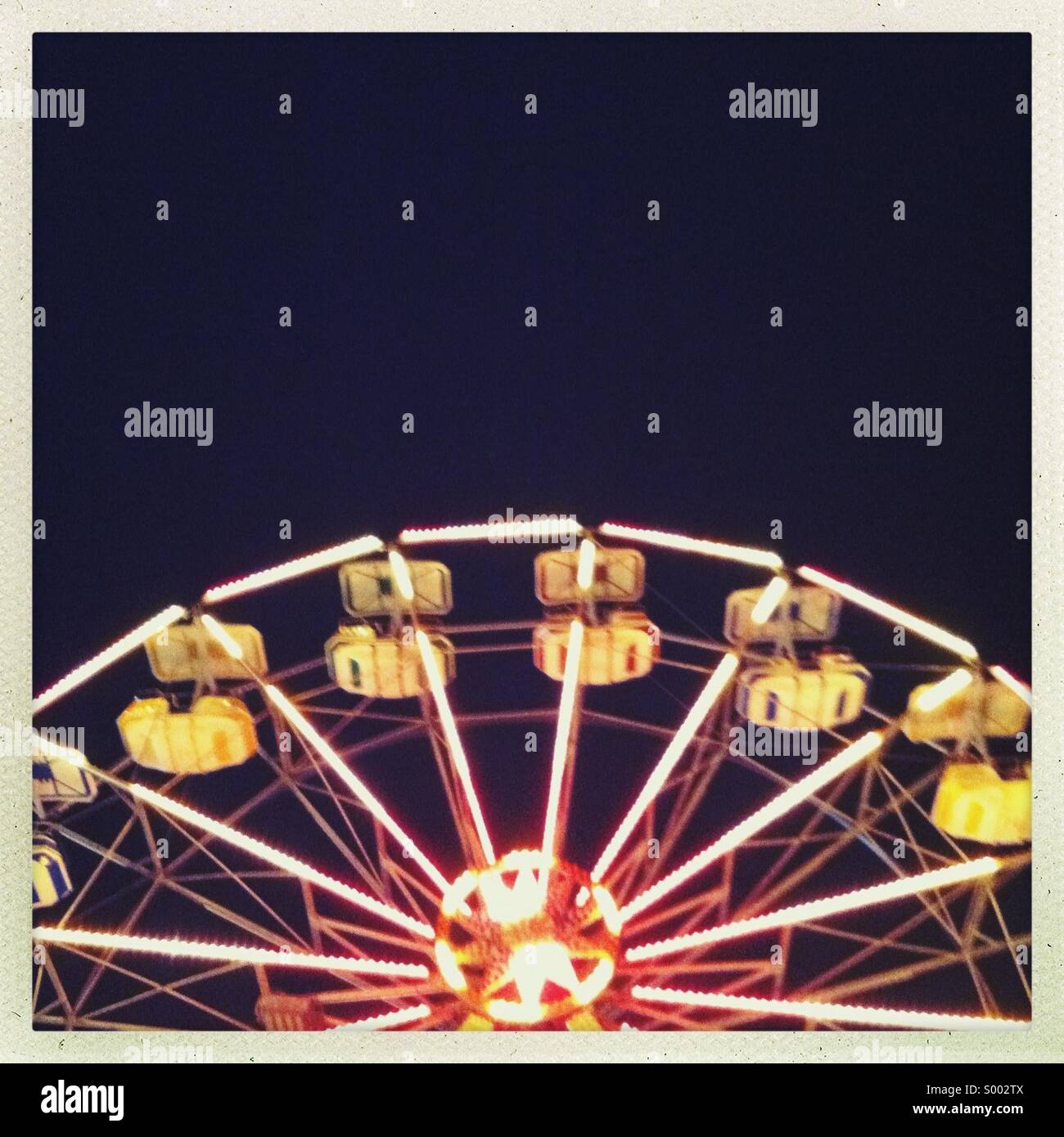 Un parco di divertimenti ruota panoramica Ferris di notte Foto Stock