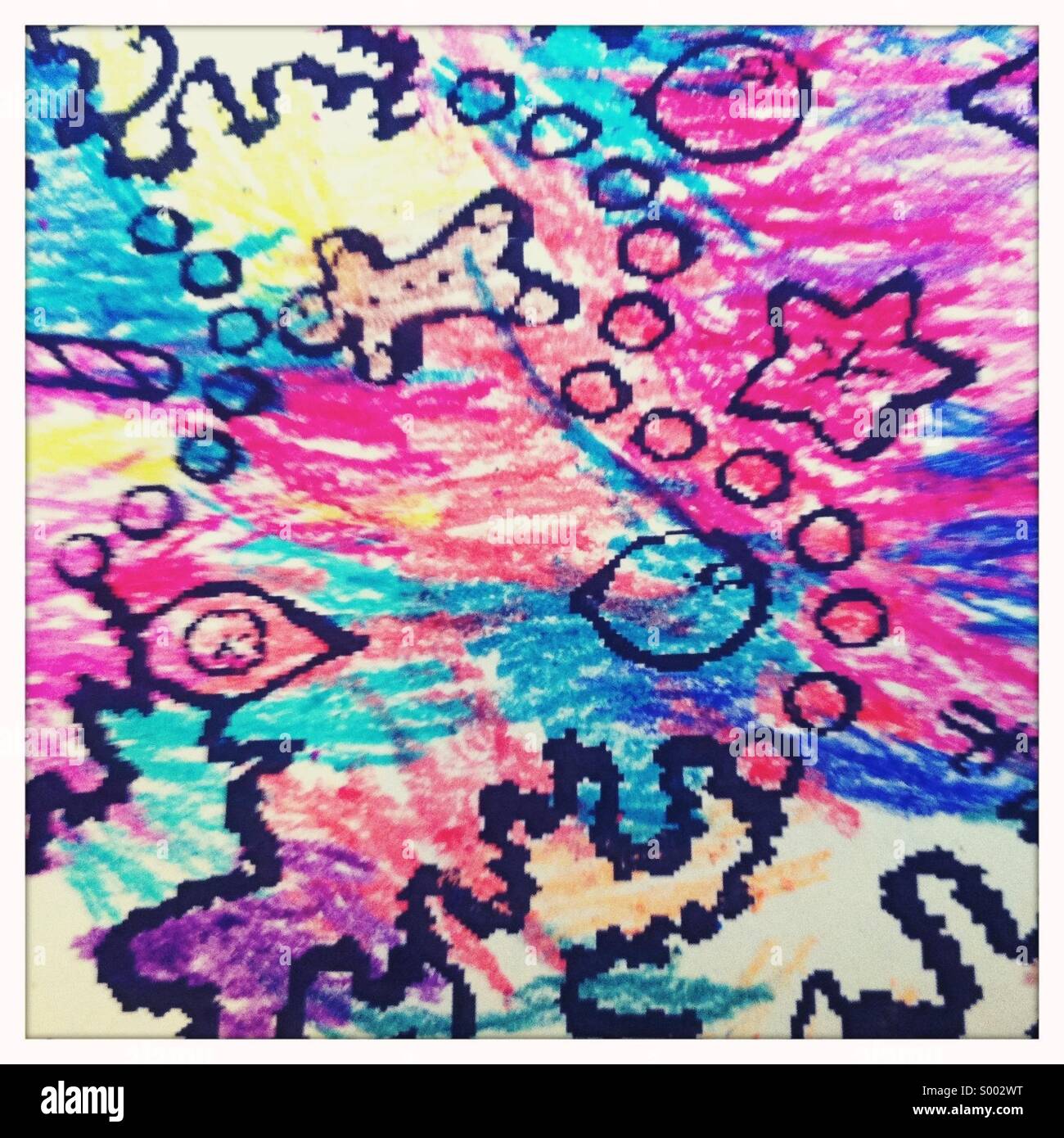 Una vista ravvicinata di un disegno per bambini realizzato con le matite colorate Foto Stock