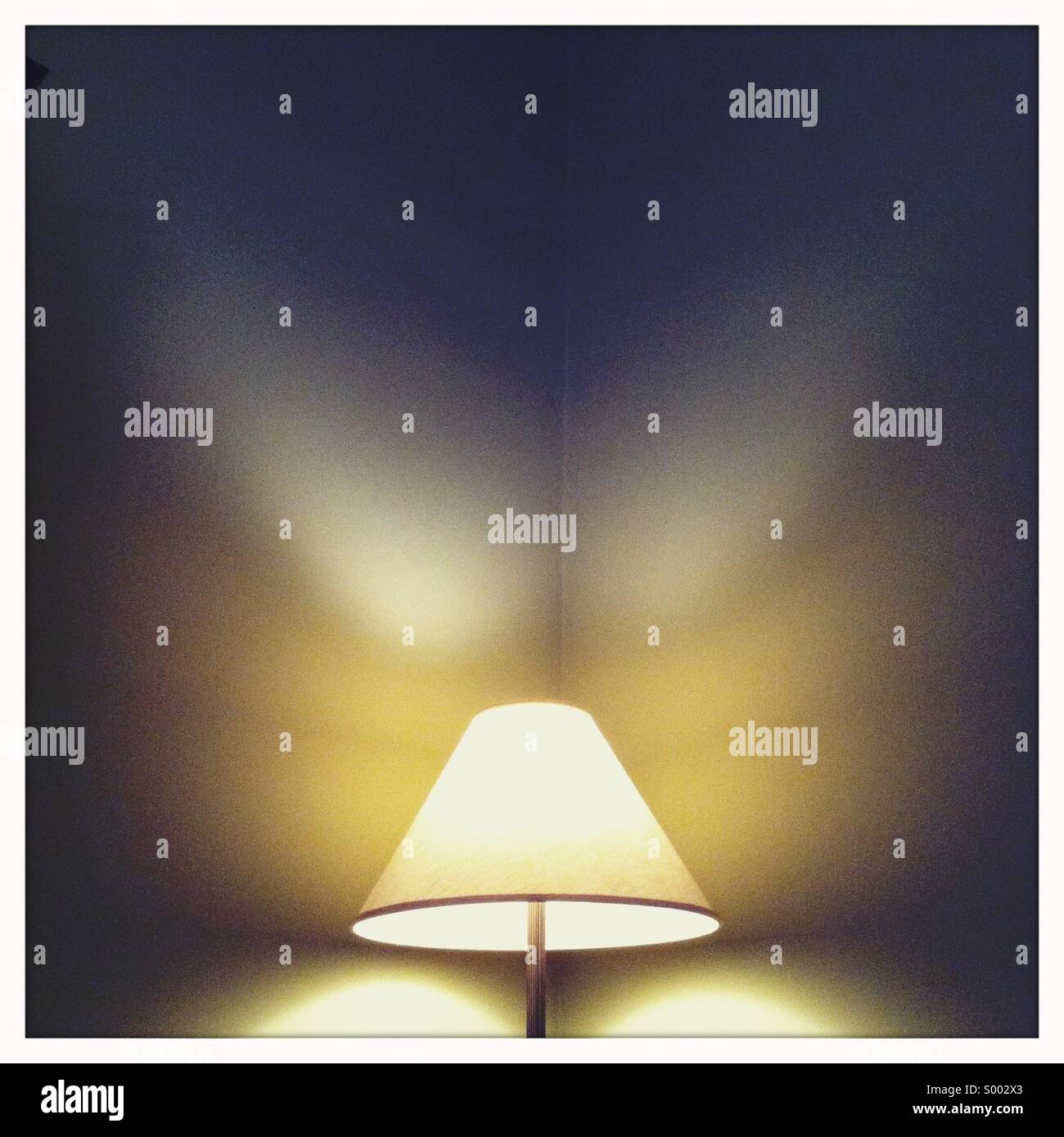Una lampada incandescente ombra in un angolo di una stanza Foto Stock