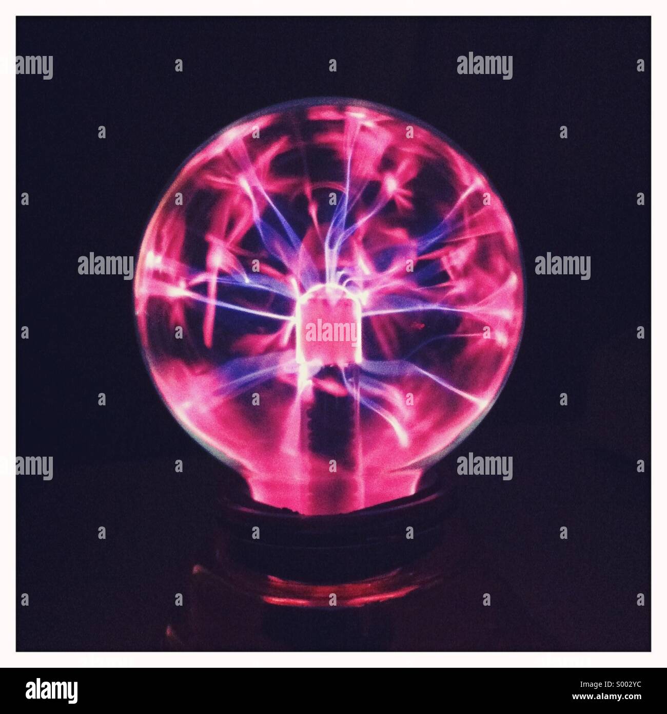 Un vetro elettrico che mostra a sfere di energia incandescente Foto Stock