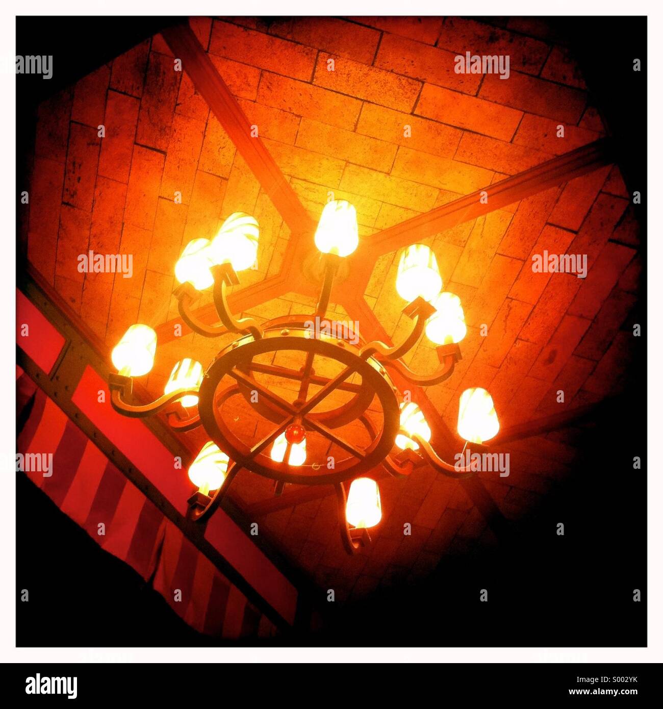 Un overhead candelabri a soffitto con luci calde Foto Stock