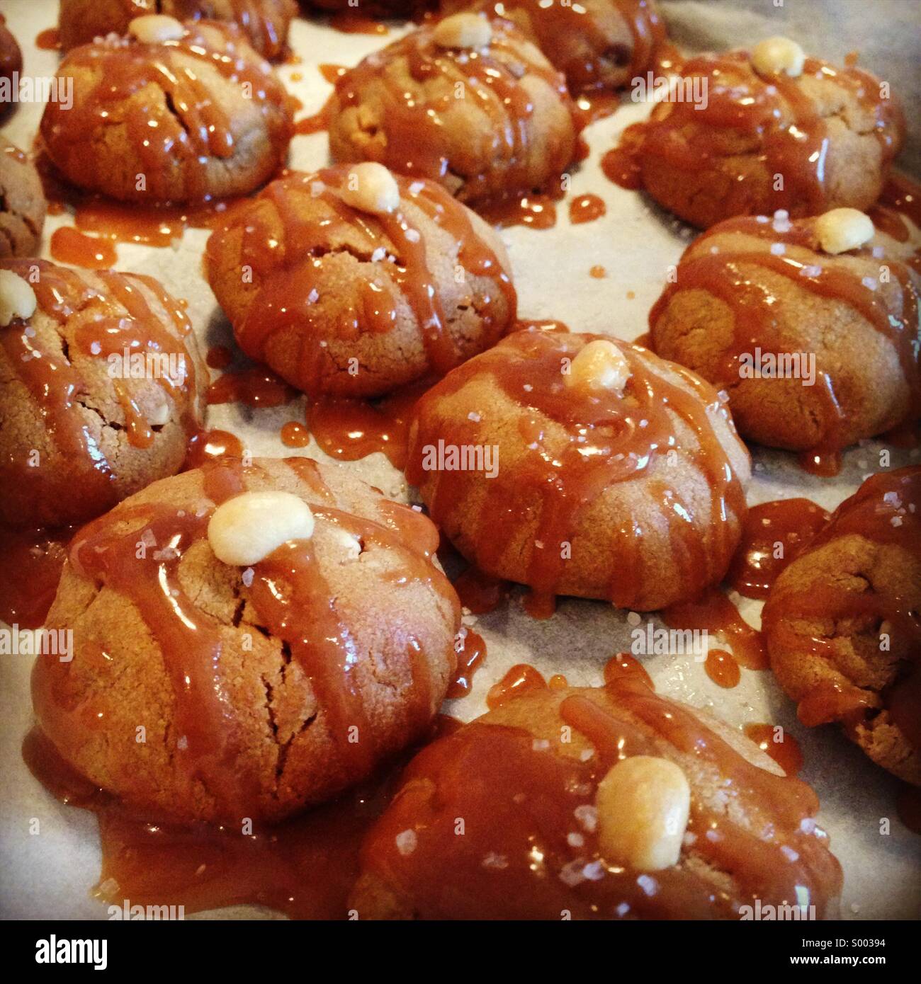Burro di arachidi cookies spruzzata con salsa di caramello derivata Foto Stock