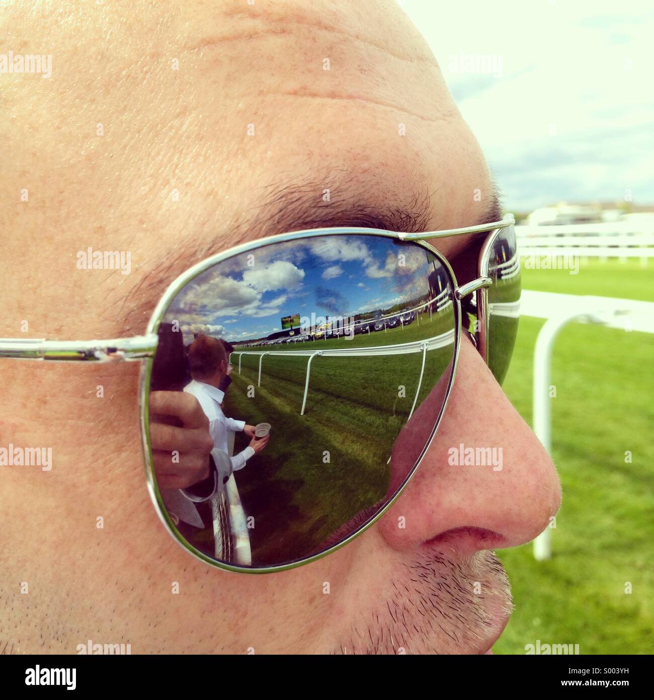 La riflessione di Musselburgh racecourse in aviator occhiali da sole Foto Stock