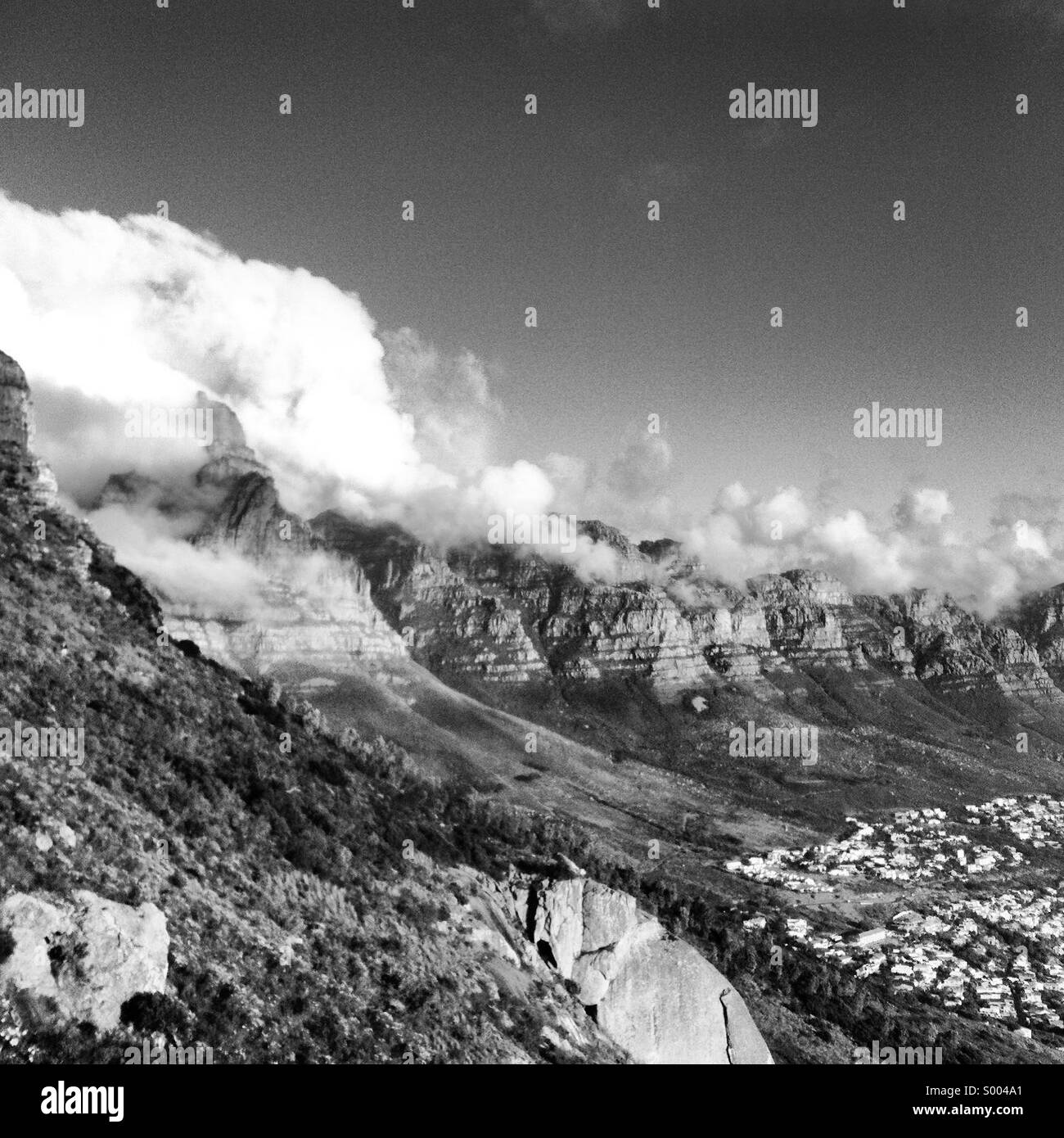 Vista dei dodici apostoli dalla testa di leone a Cape Town, Sud Africa Foto Stock