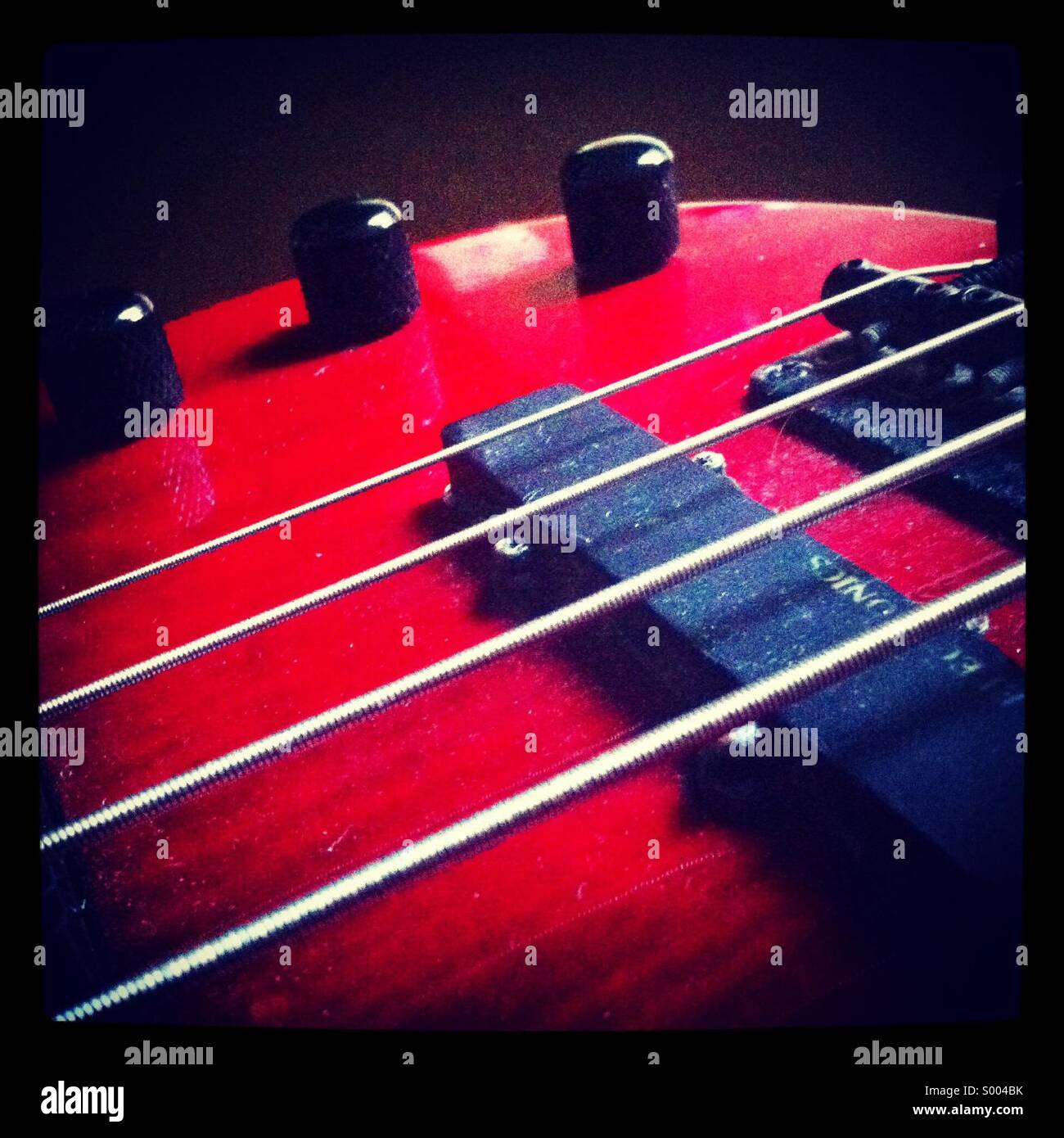 Red bass guitar strings - Immagine stock catturata con smartphone