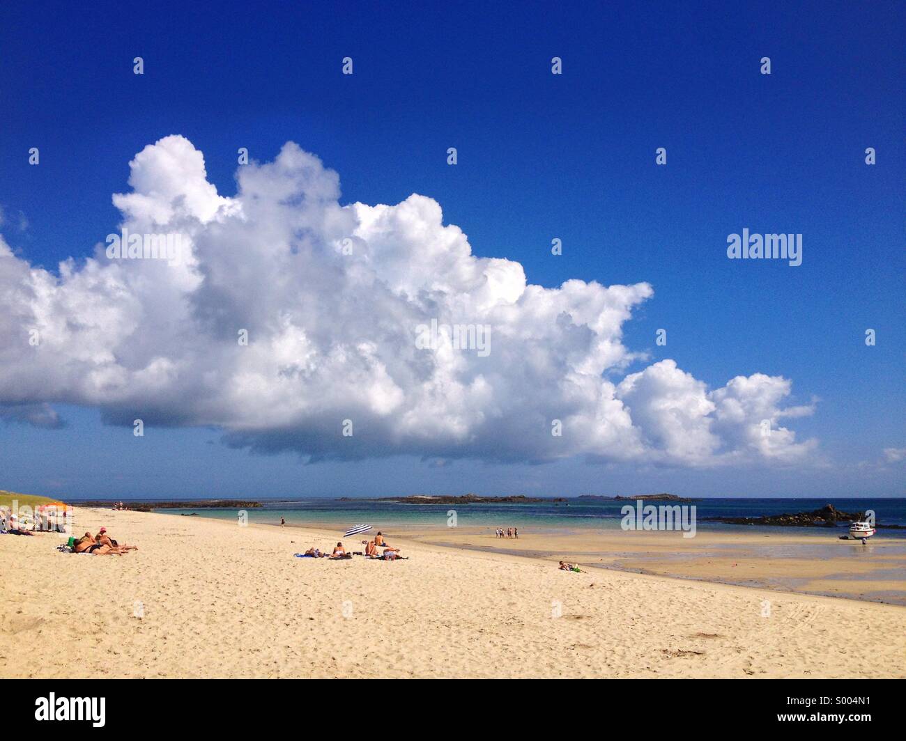 Un bellissimo cielo passa al di sopra di Shell Beach in Herm, una piccola isola di fuga nelle isole del Canale, ha elogiato per le acque chiare e senza interruzioni di paesaggio. Foto Stock