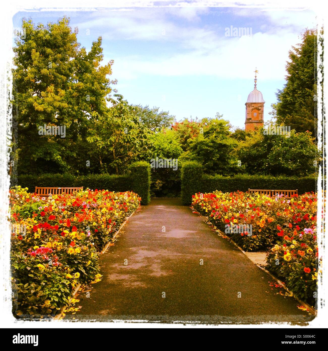 Ben tenuti giardini pieni di fiori Foto Stock