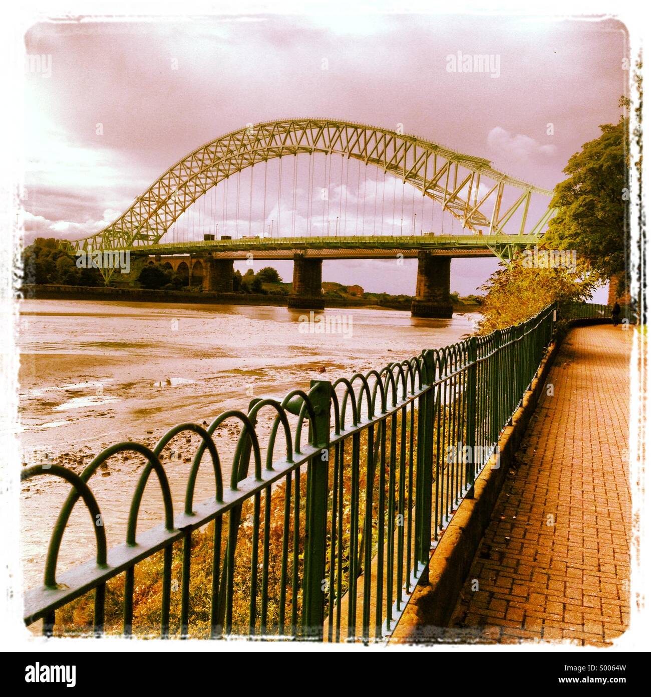 Runcorn Widnes Silver Jubilee road bridge - Immagine stock catturata con smartphone