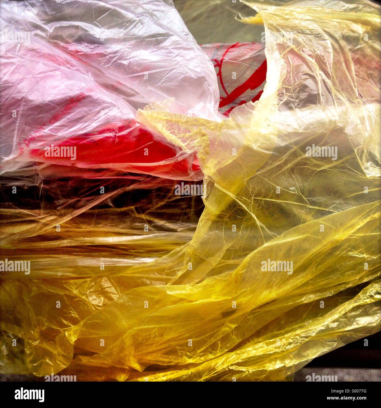 Sacchetti di plastica utilizzato per coprire una sella per bicicletta sotto la pioggia. Foto Stock