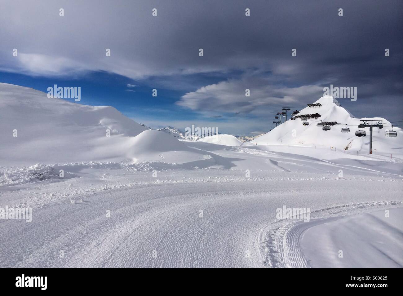 Vuoto strada invernale sulle Alpi in Austria - Immagine stock catturata con smartphone