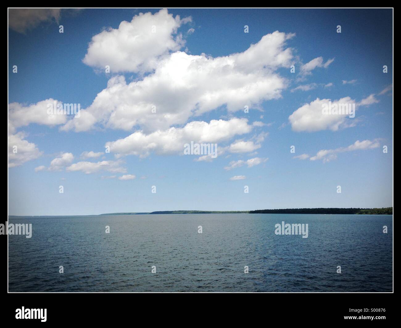 Puffy nubi sul Lago Superiore. Foto Stock