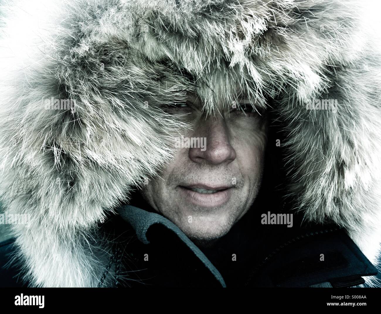 Arctic explorer bretelle se stesso contro le condizioni meteorologiche estreme. Foto Stock